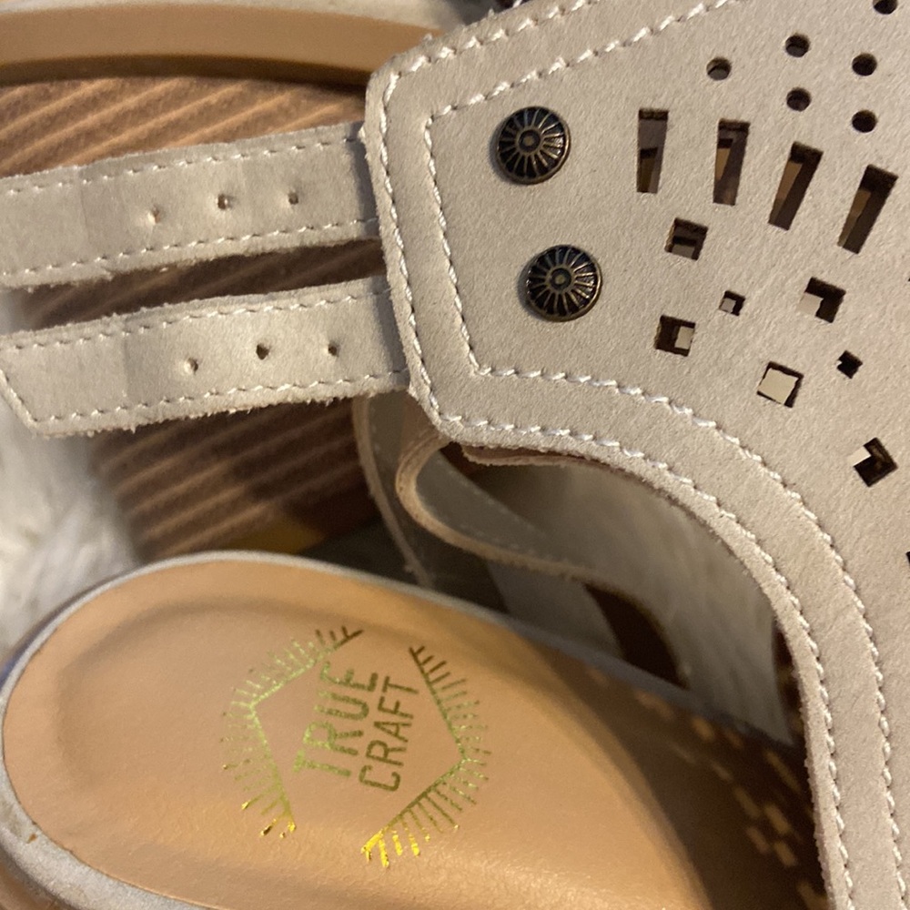 True Craft light gray Heels with Laser-Cut Design BNWOT size 9.5 see all photos - Picture 3 of 12